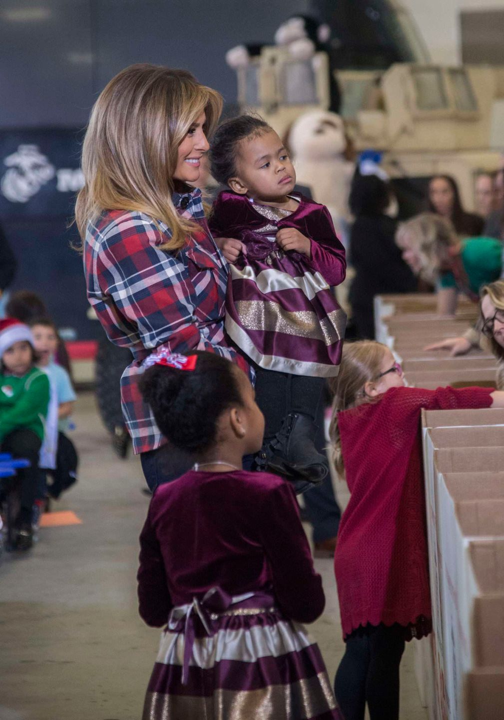 Melania Trump rozdaje prezenty dzieciom żołnierzy