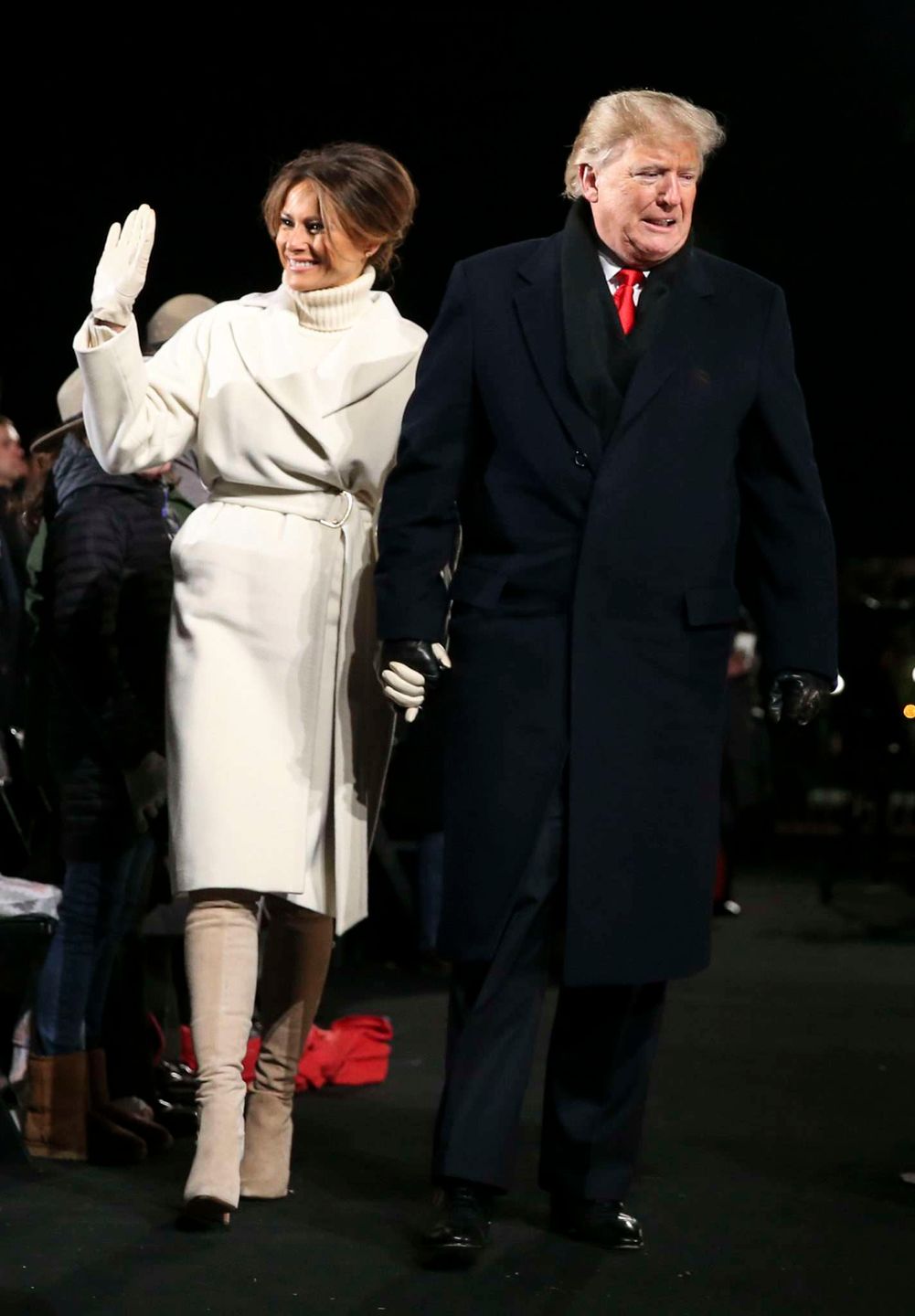 Melania Trump i Donald Trump odsłaniają choinkę