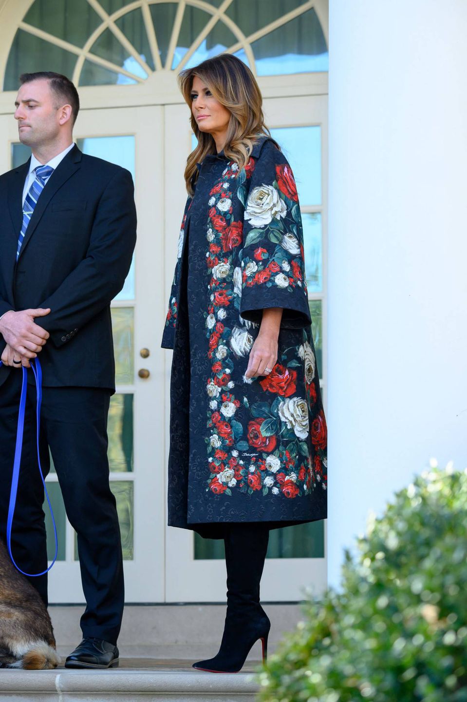 Melania Trump w Białym Domu. Płaszcz: Dolce Gabbana