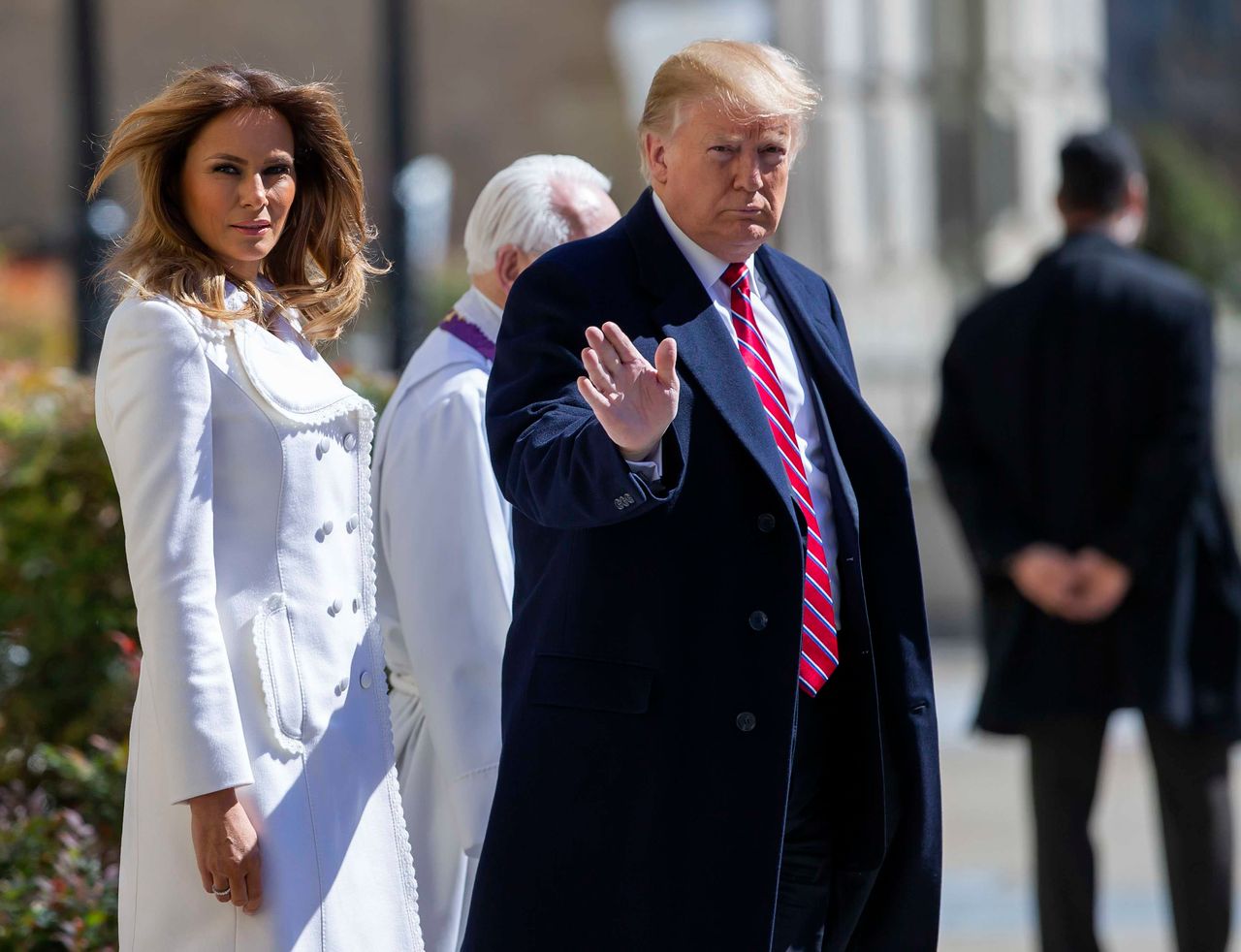 Melania Trump z Donaldem Trumpem w drodze do kościoła