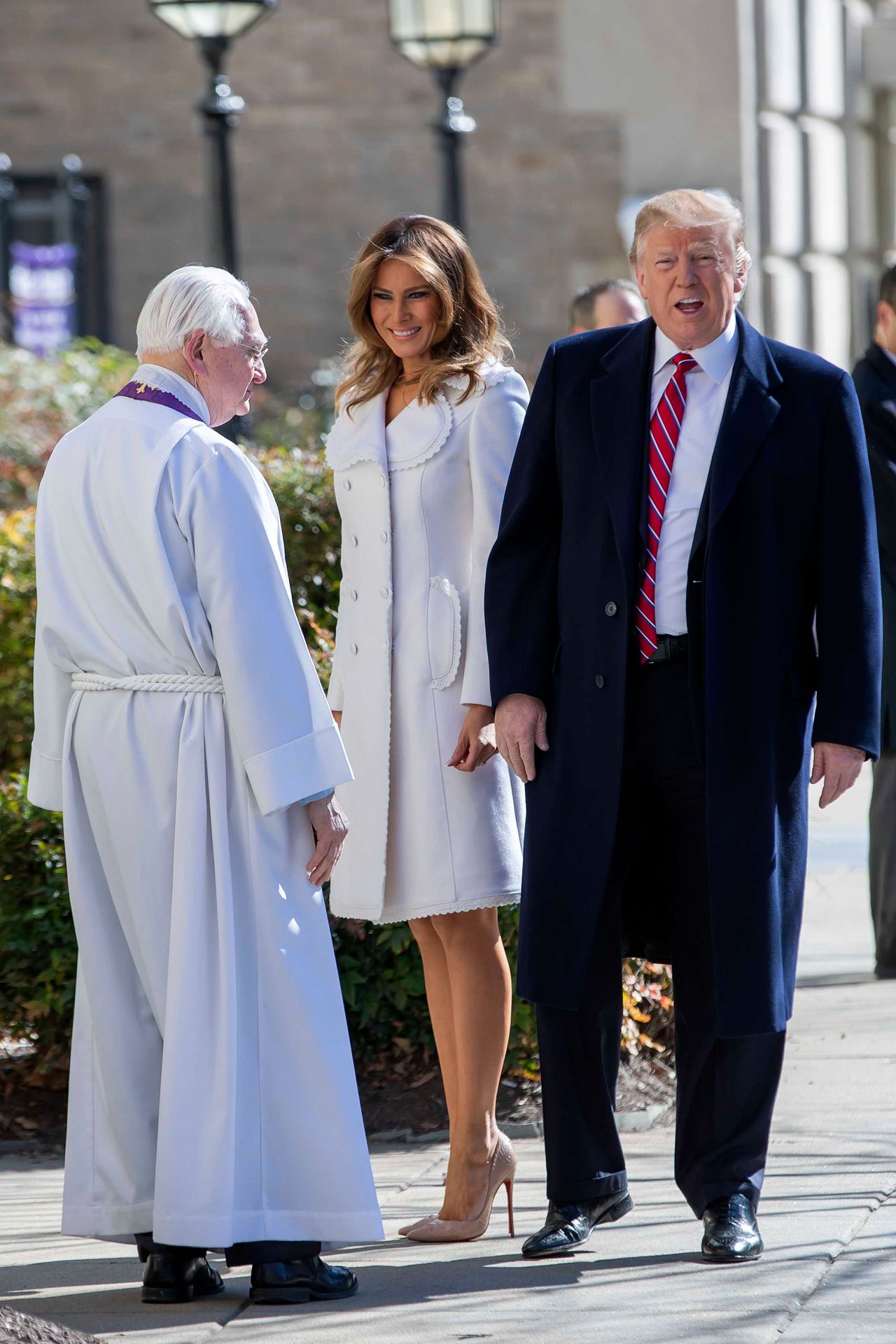 Melania Trump z Donaldem Trumpem w drodze do kościoła