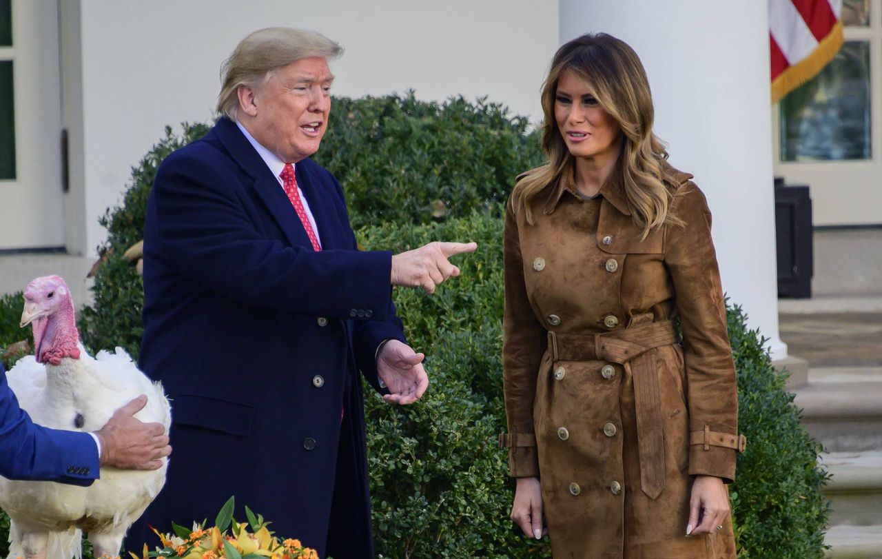 Melania Trump w zamszowym komplecie