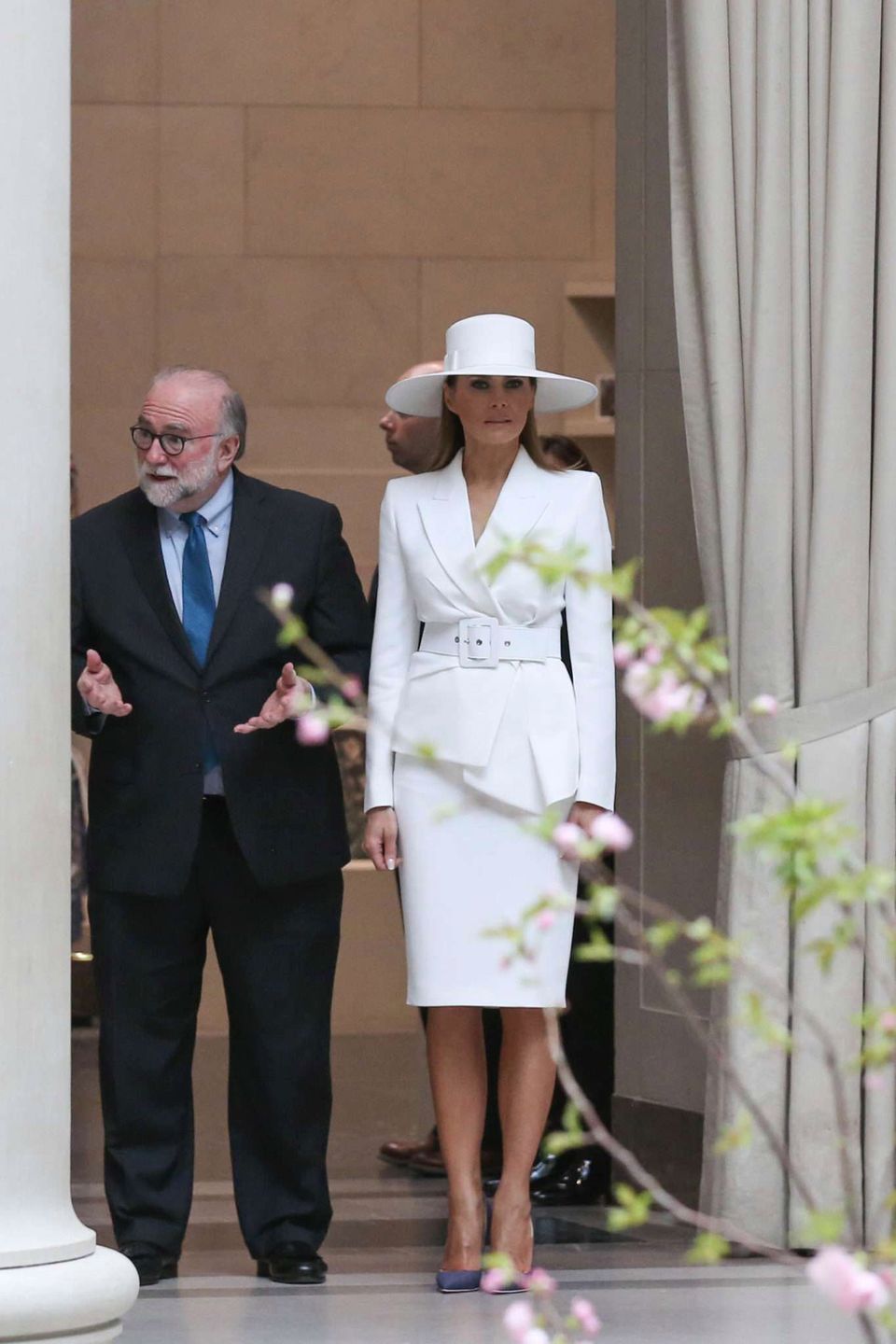 La Première Dame américaine Melania Trump avec Franklin Kelly (cconservateur principal de la peinture américaine et britannique à la National Gallery of Art) visitent la National Gallery of Art à Washington, The District, Etats-Unis, le 24 avril 2018. US First Lady and French First Lady visit the National Gallery of Art in Washington, DC, USA, on April 24, 2018.