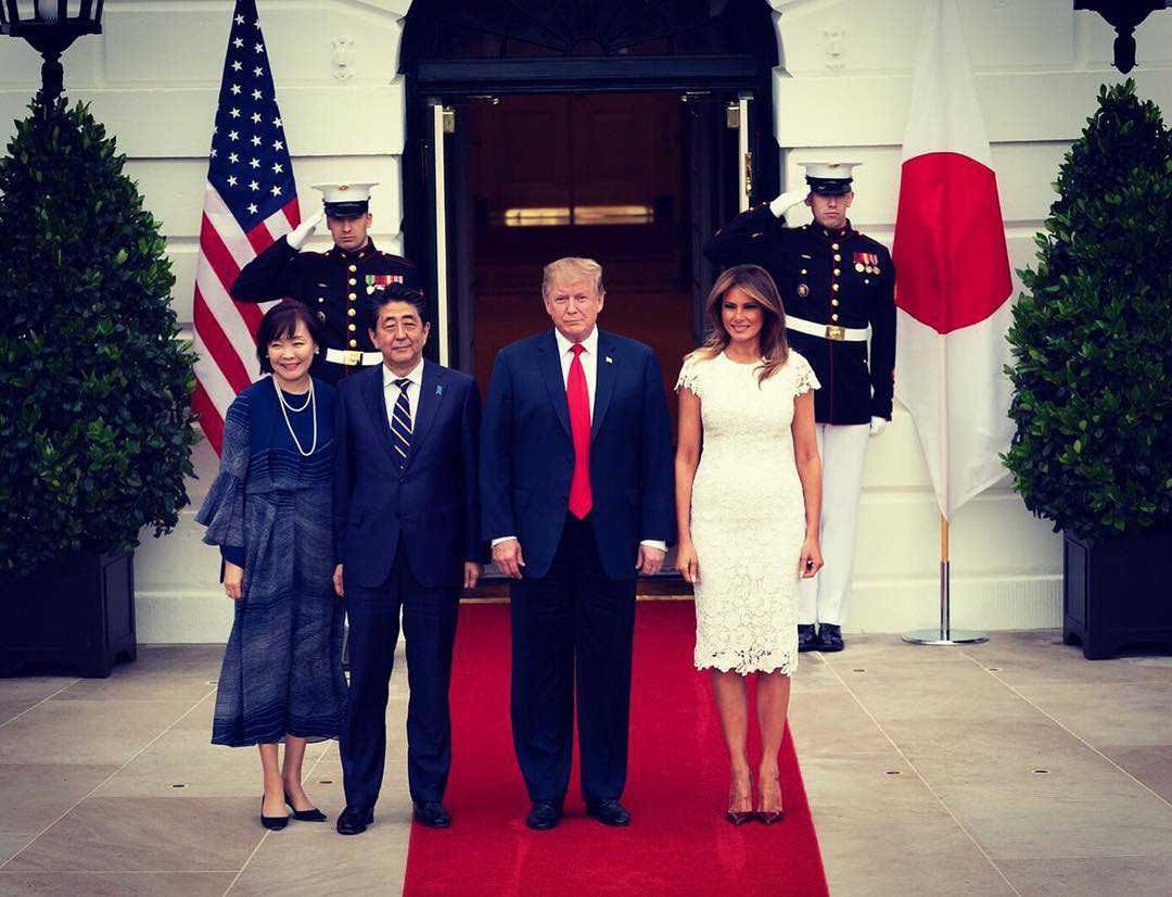 Melania Trump - biała sukienka