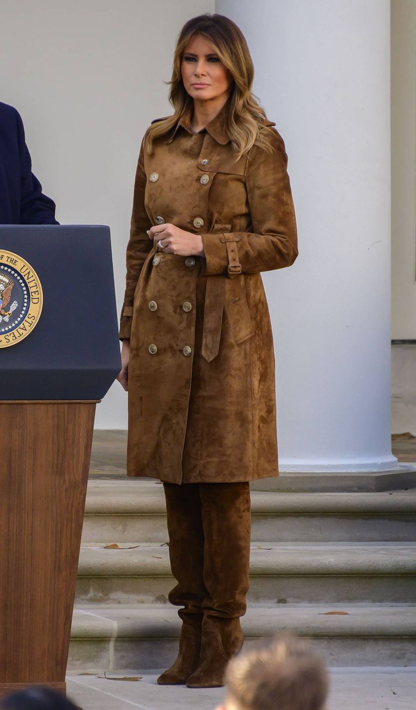 Melania Trump w zamszowym komplecie