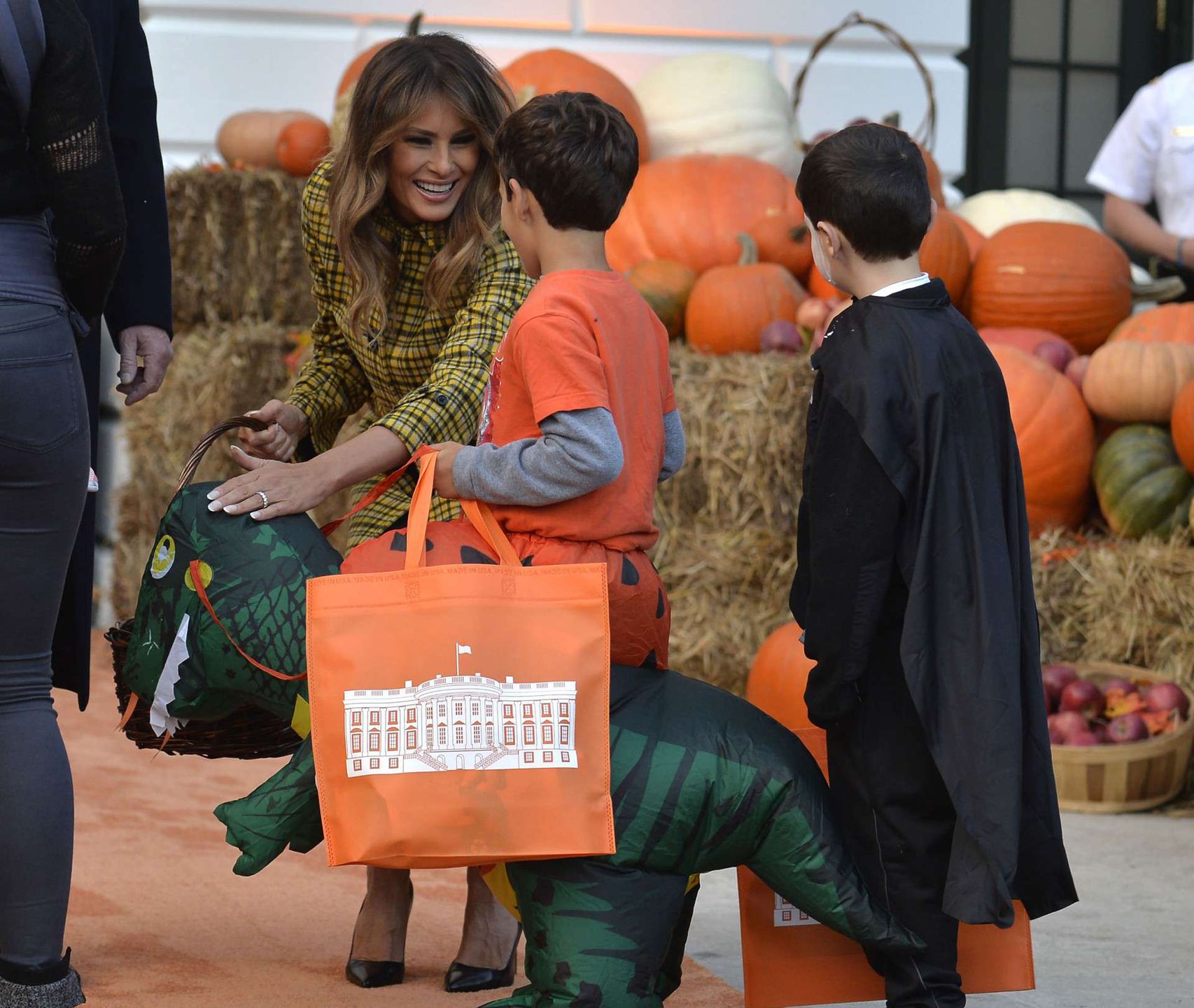 Melania Trump świętuje Halloween w stylowym płaszczu