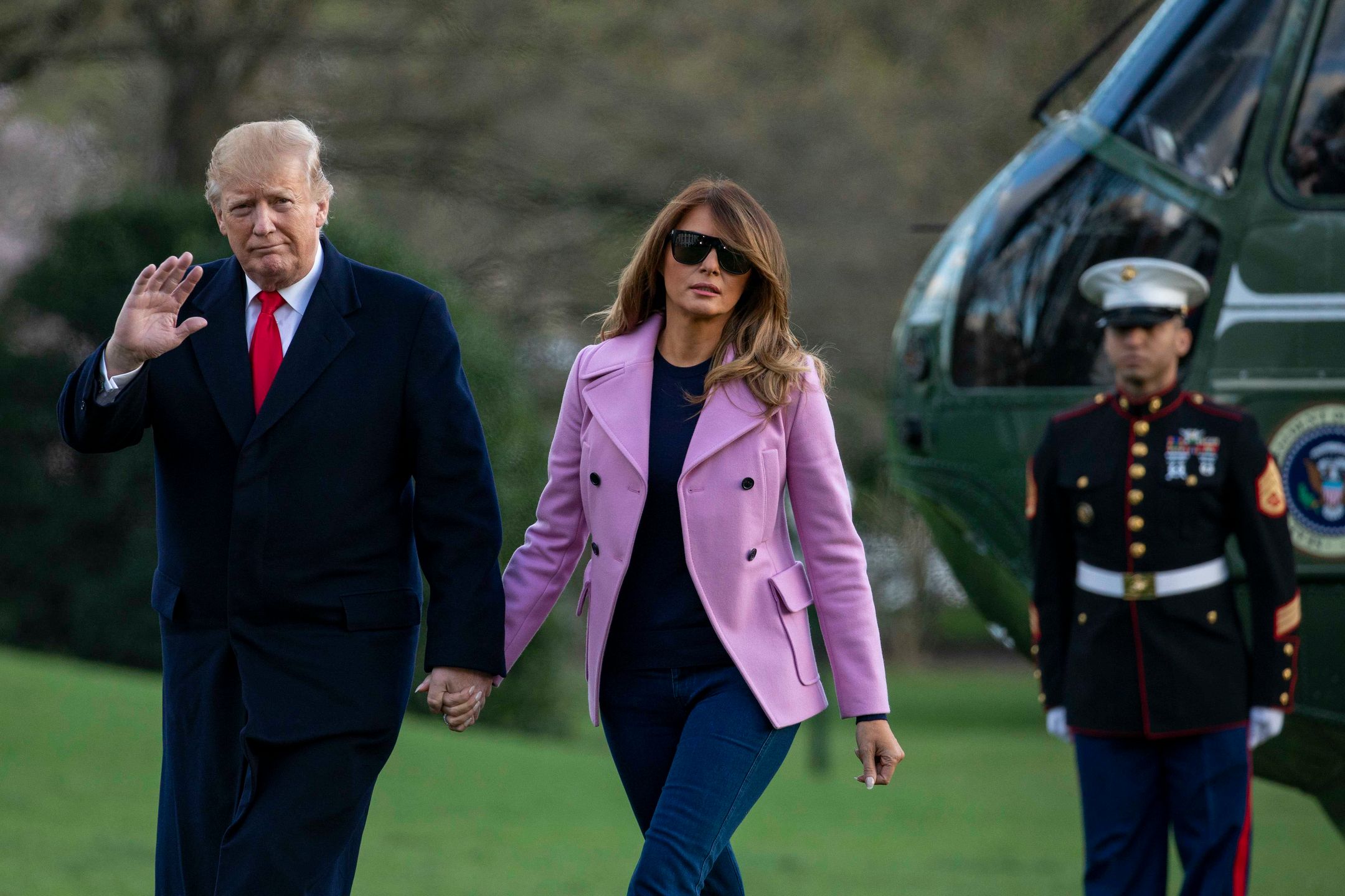 Melania Trump w stylowej marynarce wysiada z samolotu