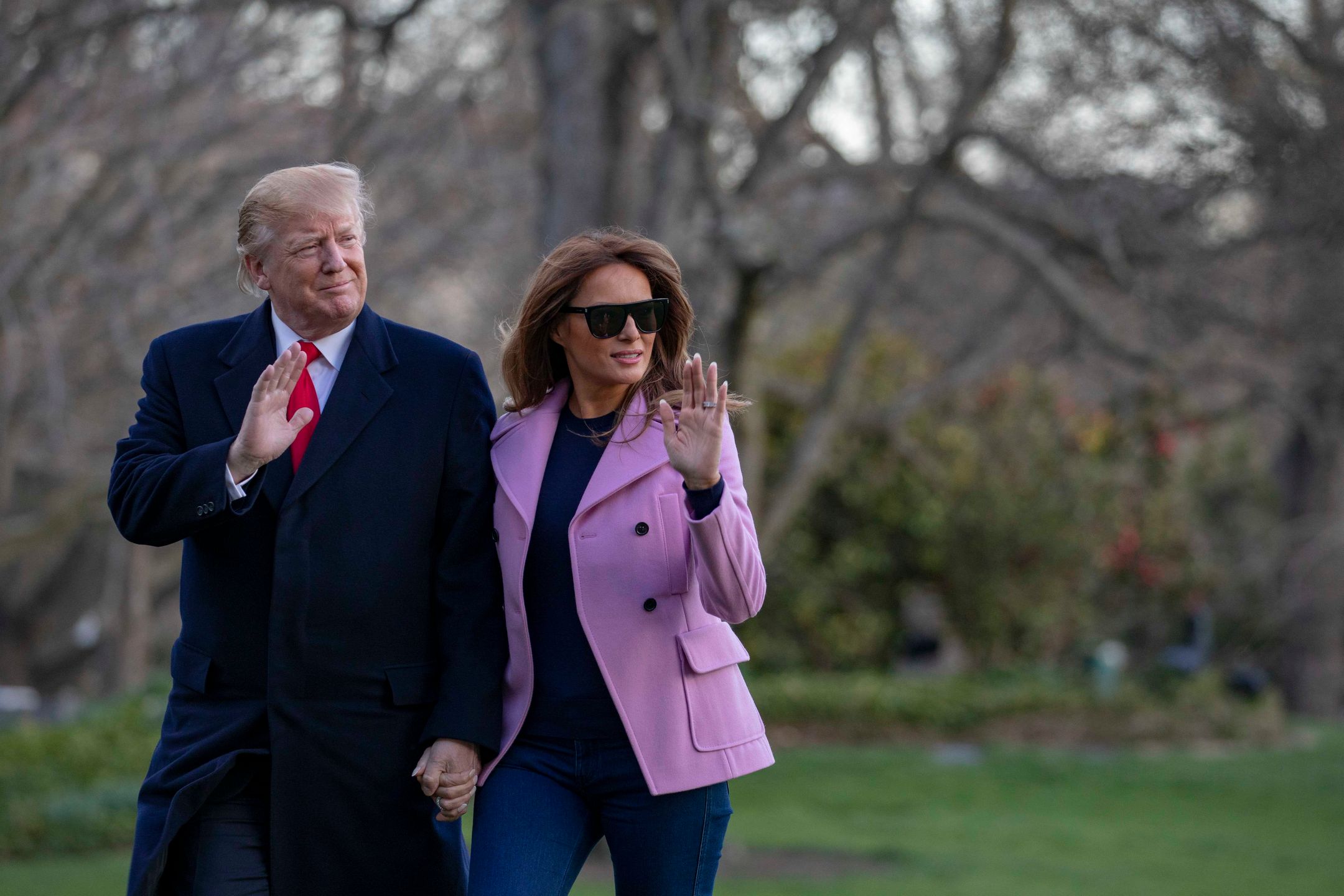 Melania Trump w stylowej marynarce wysiada z samolotu