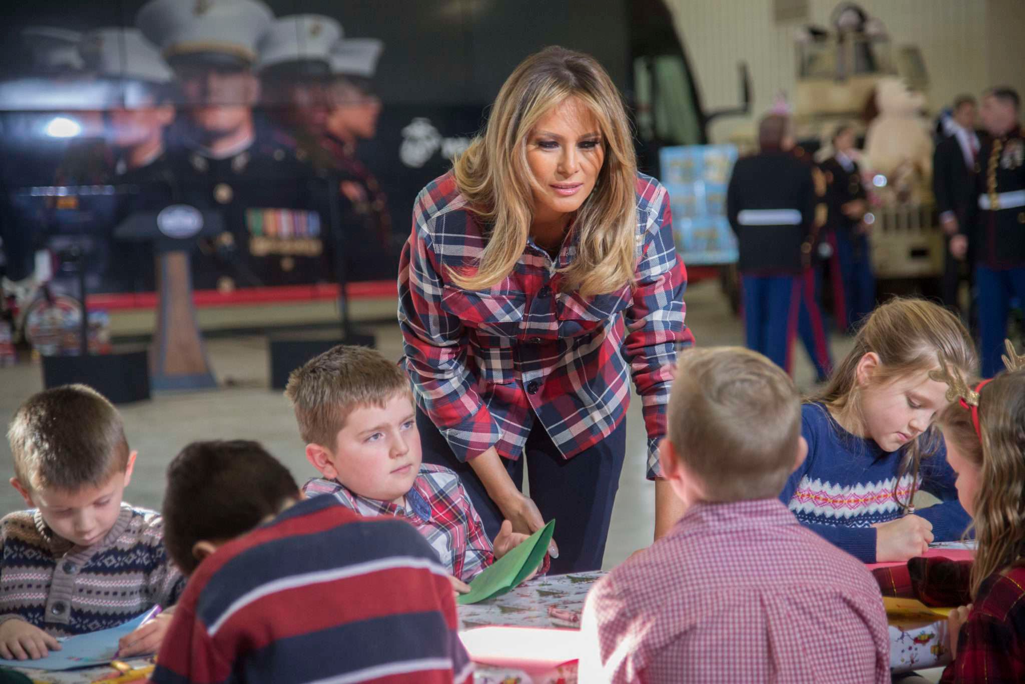 Melania Trump rozdaje prezenty dzieciom żołnierzy