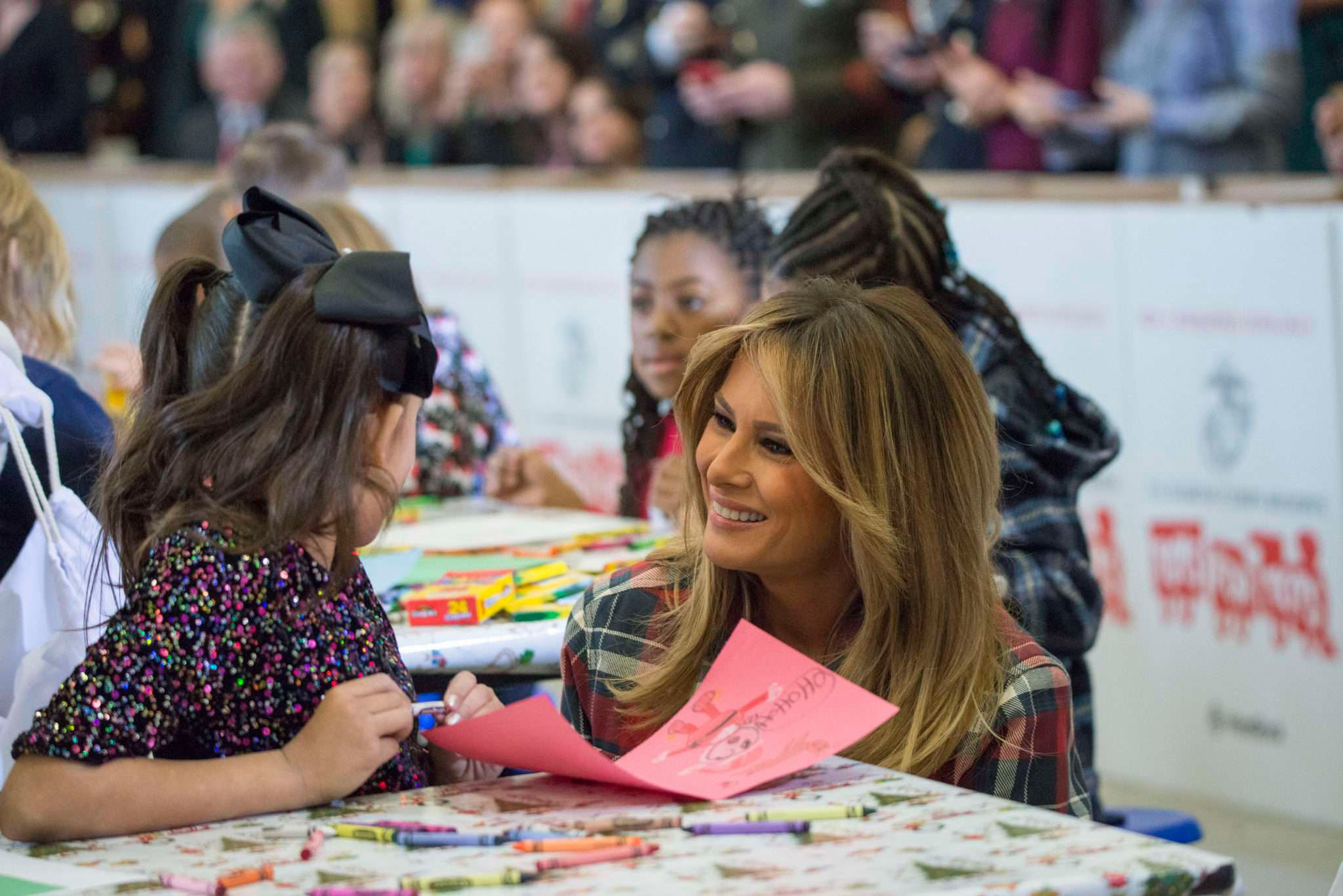 Melania Trump rozdaje prezenty dzieciom żołnierzy