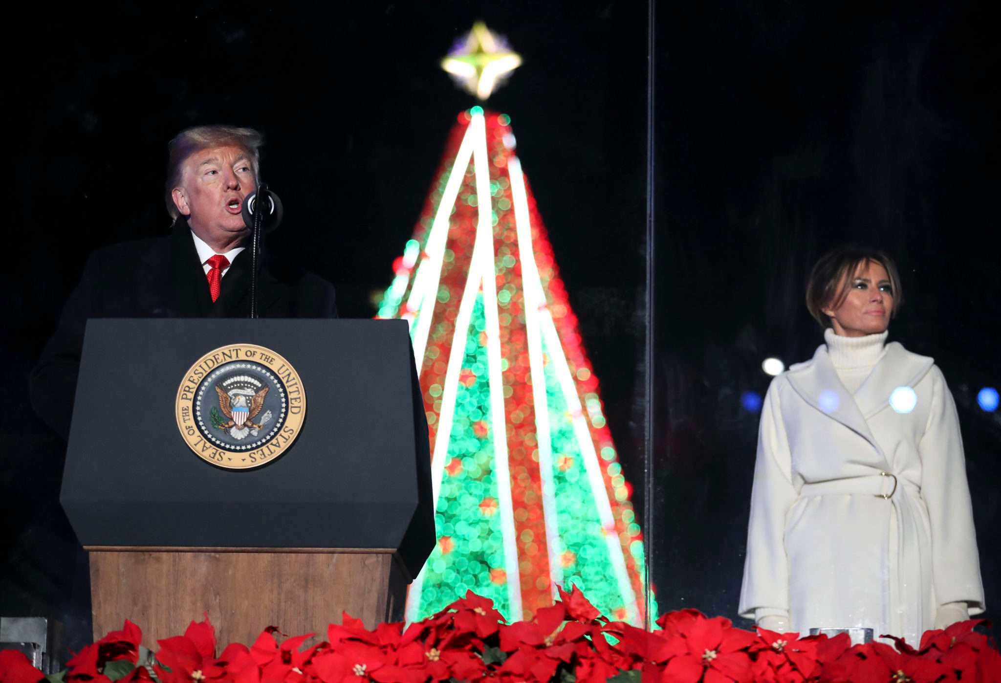 Melania Trump i Donald Trump odsłaniają choinkę