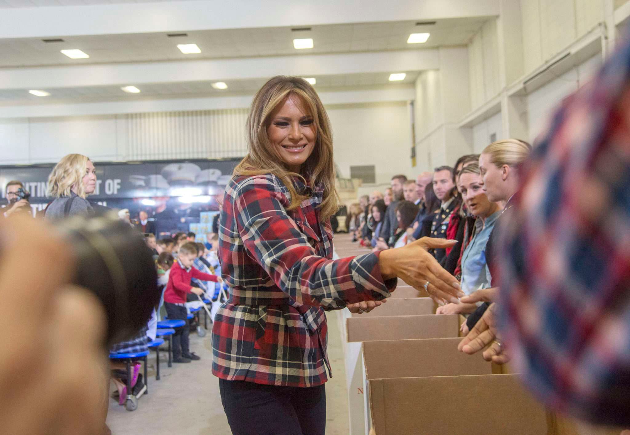 Melania Trump rozdaje prezenty dzieciom żołnierzy