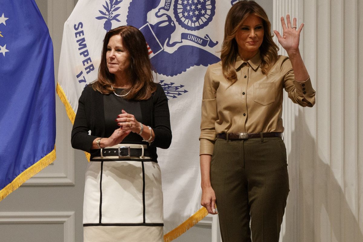 Melania Trump i Karen Pence w sztabie Czerwonego Krzyża. Pierwsza dama wyjątkowo skromnie