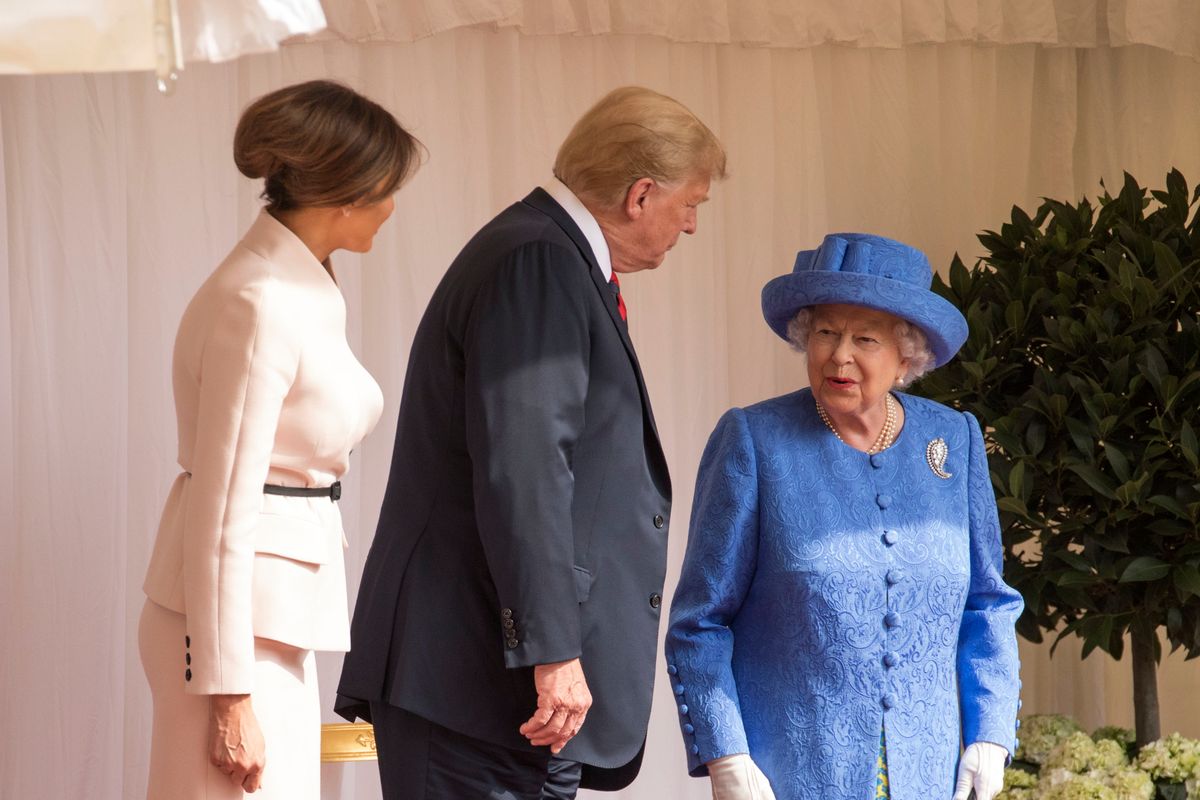 Podczas spotkania z Donaldem Trumpem  królowa Elżbieta nosiła różne broszki. Mogły mieć znaczenie