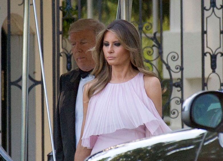 Melania Trump w pudrowo-różowej sukni na ślubie znajomych. Klasa!