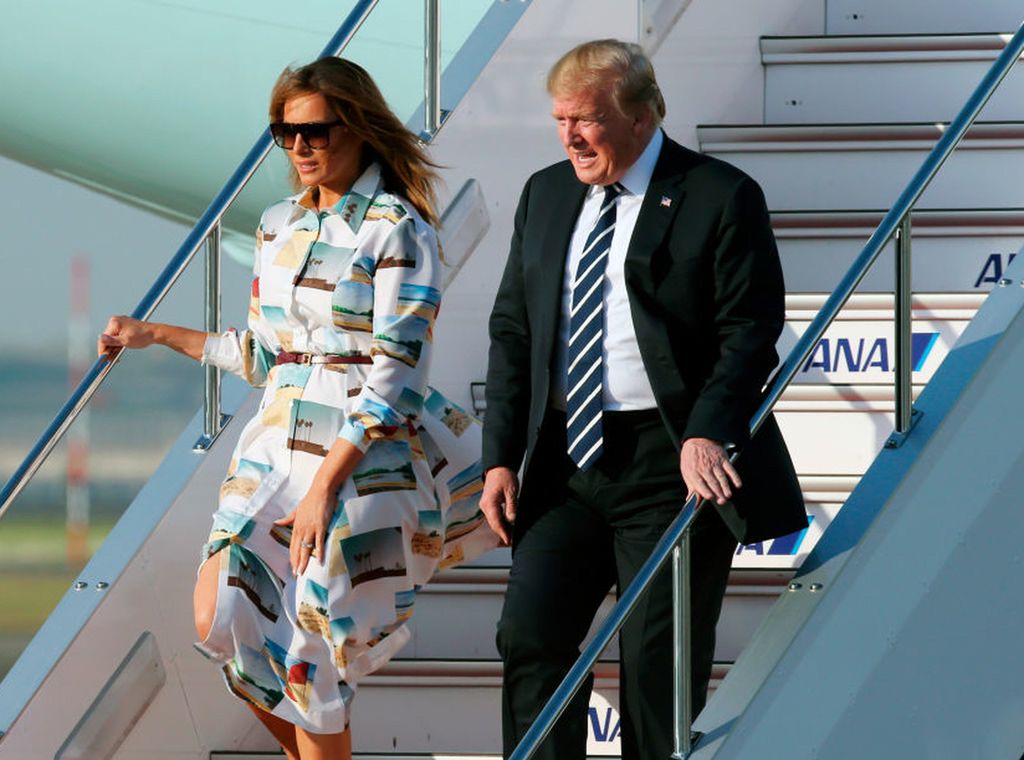 Melania Trump zaskoczyła sukienką w Tokio. Na białym materiale widnieją nietypowe kształty