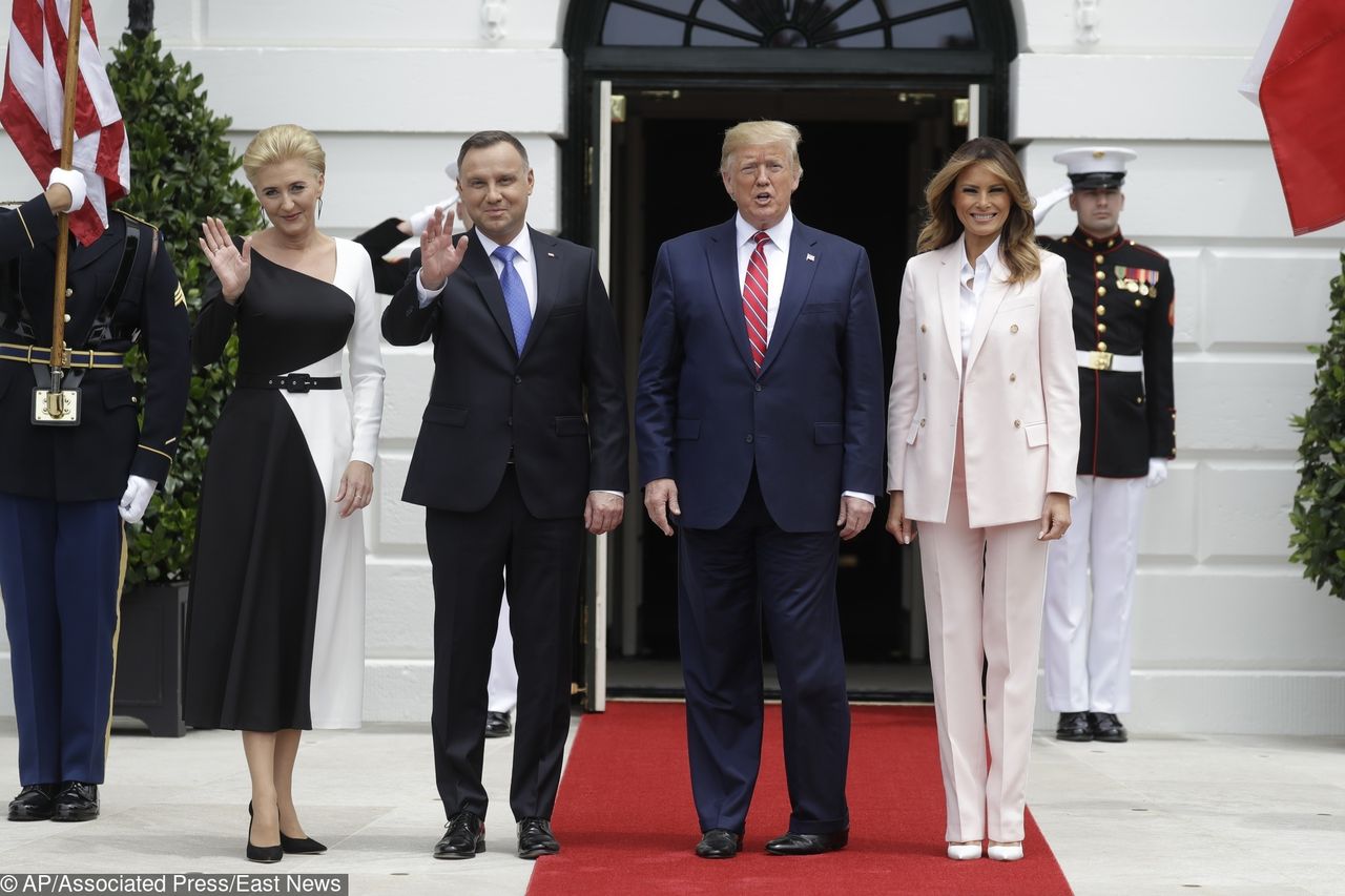 Agata Duda i Melania Trump. Jedna w sukience, druga w kostiumie 