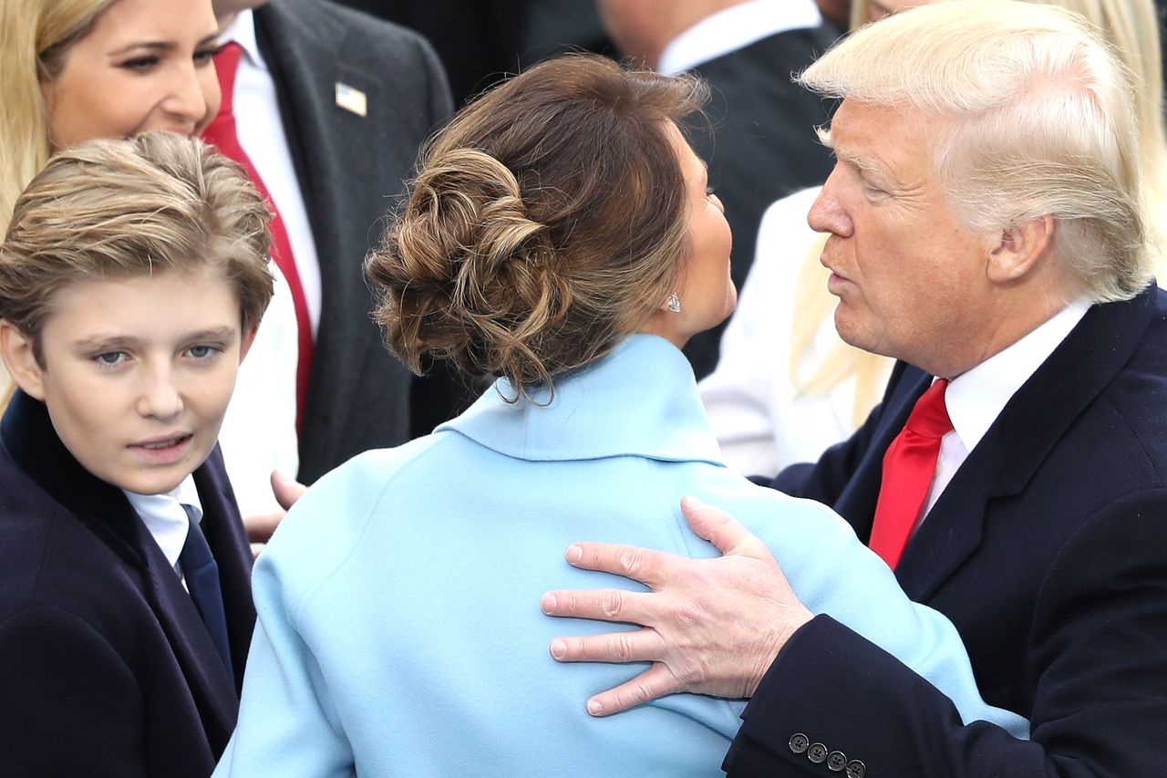 Barron Trump przerósł rodziców. Syn Donalda Trumpa ma też nową fryzurę