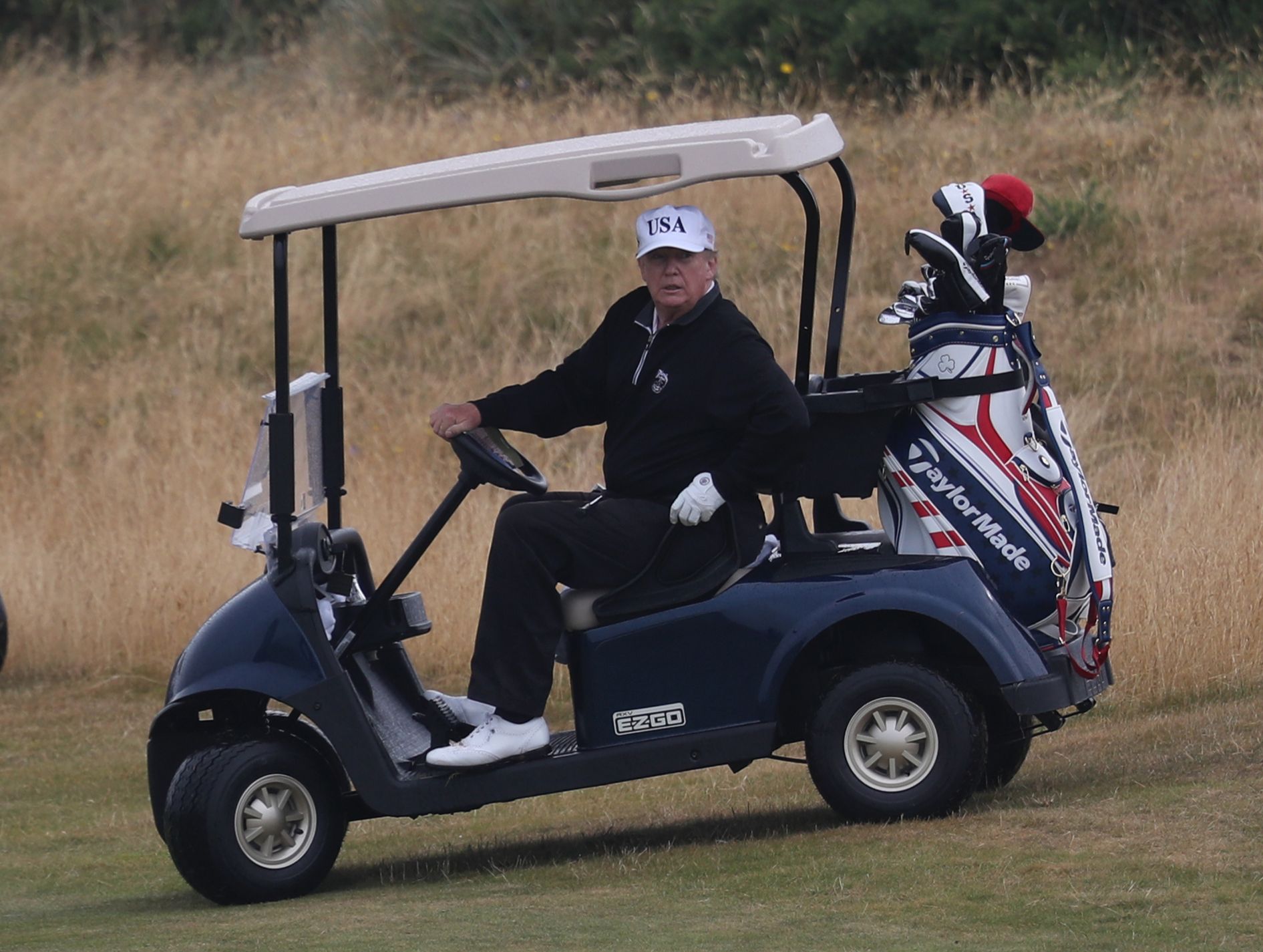 Donald Trump został przyłapany na polu golfowym, kiedy huragan Dorian zbliża się do USA