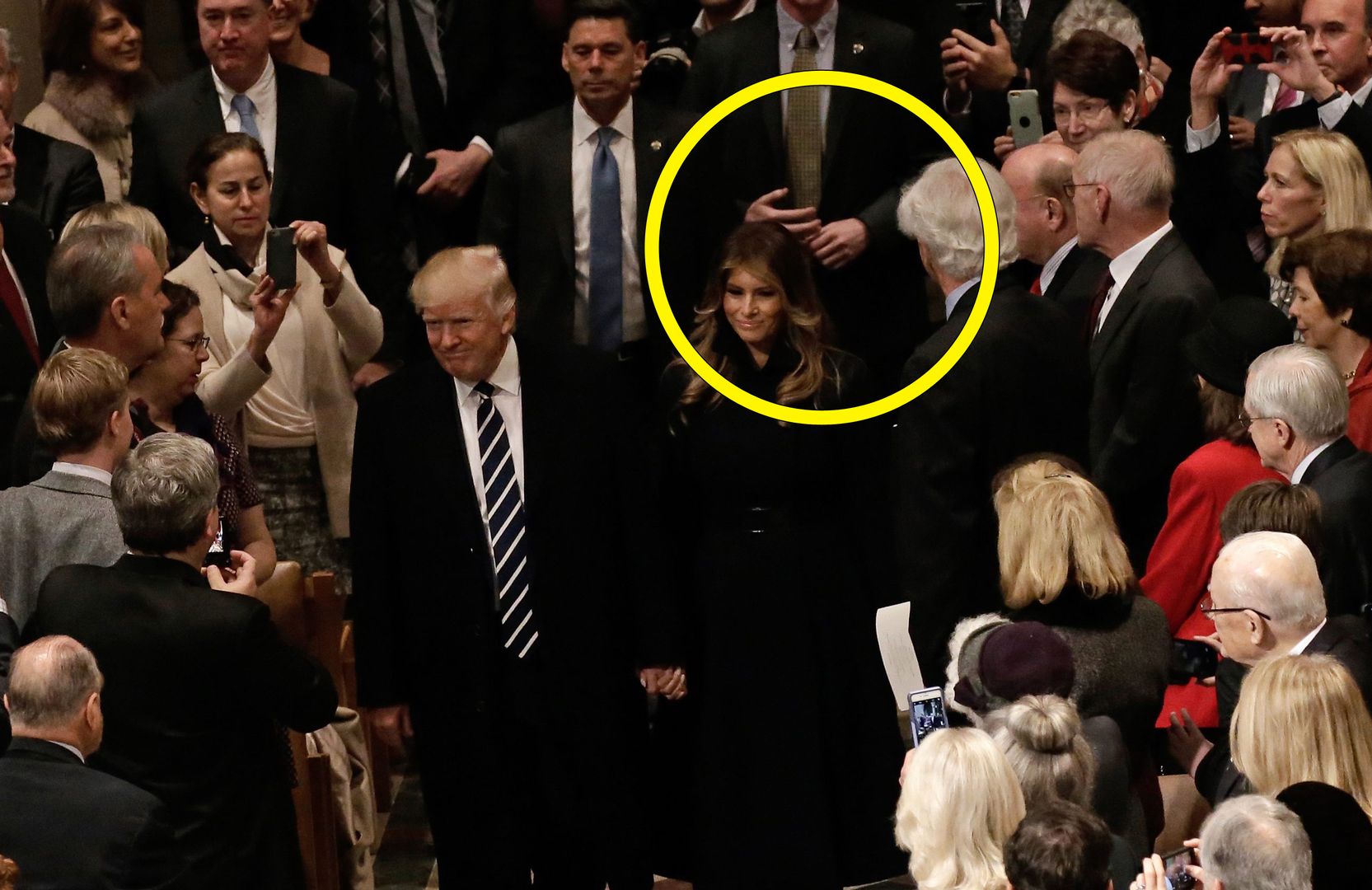 Ochroniarz Trumpa ma sztuczne ręce