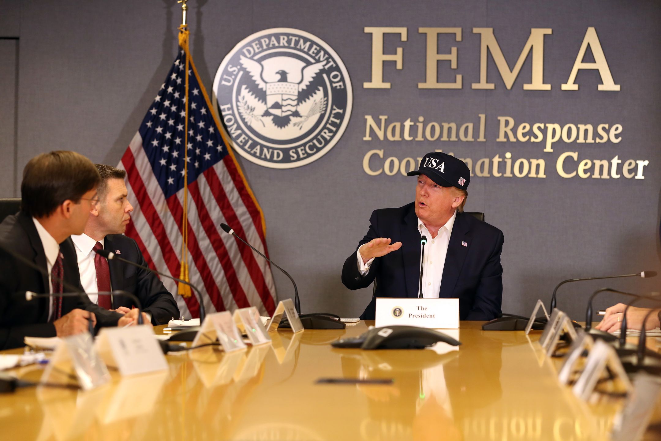 Donald Trump w centrum Federalnej Agencji Zarządzania Kryzysowego (FEMA).