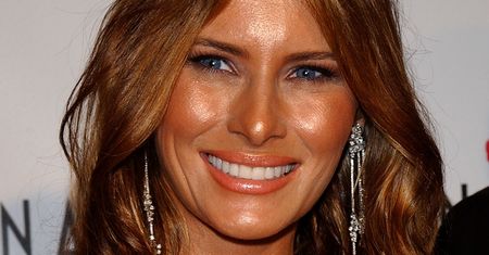 Dekolt do pasa i mocna opalenizna. Wszystkie stylizacje Melanii Trump z Oscarów