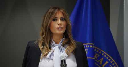 Melania Trump w bluzce z kokardą. Zabrała głos w sprawie cyber przemocy