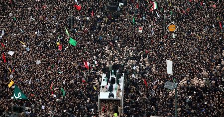 Iran. Setki tysięcy Irańczyków opłakują śmierć Kasema Sulejmaniego