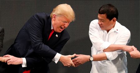 Prezydent Filipin wyśpiewał miłość do Donalda Trumpa. Prezydent USA bardzo potrzebuje sukcesów