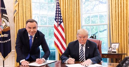 Andrzej Duda skomentował zdjęcie z Donaldem Trumpem. Mówi o "szyderstwie i napadzie lewackich mediów"