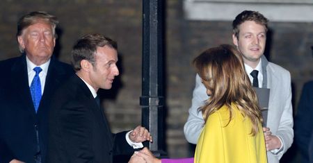 Szczyt NATO. Melania Trump i Emmanuel Macron trzymali się za ręce. Za nim stał Donald Trump