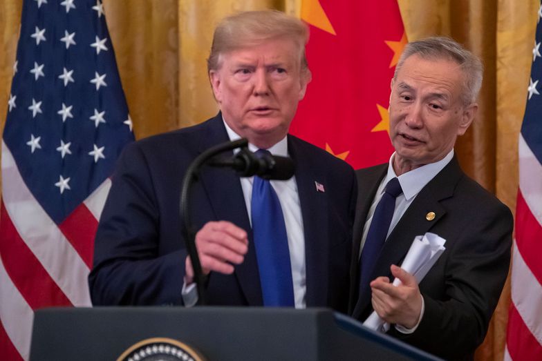 Donald Trump i Liu He podpisali umowę dotyczącą handlu między USA i Chinami.