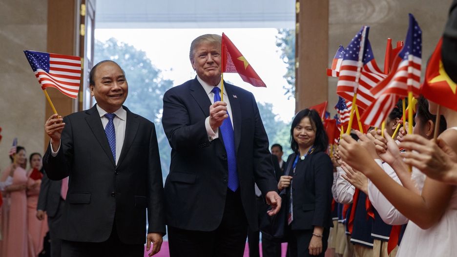 Prezydent Donald Trump w Hanoi z  premierem Wietnamu Nguyenem Phucem