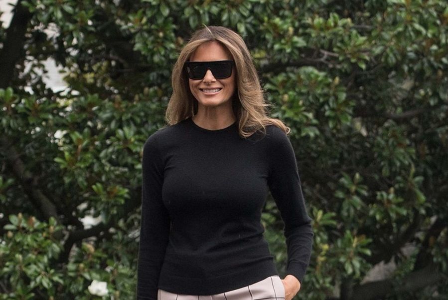 Melania Trump jest już w drodze do Polski. Jej podróżna stylizacja to klasyka!