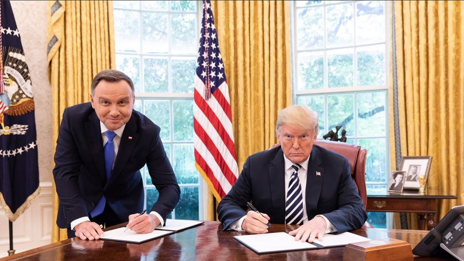 Moment podpisania polsko-amerykańskiej deklaracji przez prezydentów.
