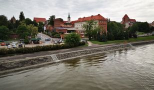 Toruń. Auto płynęło Wisłą bez kierowcy. Samochód wyciągnęli strażacy