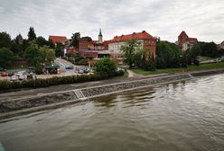 Toruń. Auto płynęło Wisłą bez kierowcy. Samochód wyciągnęli strażacy