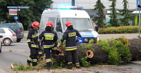 Niszczycielskie burze przeszły nad Polską. 1 osoba nie żyje, 10 jest rannych