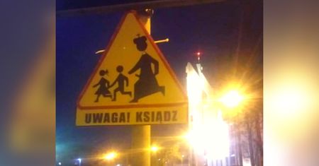 "Uwaga! Ksiądz!" Niepokojące znaki pojawiły się w Toruniu