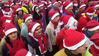 Zawodnicy chętni do wzięcia udziału w 1. Półmaratonie Świętych Mikołajów