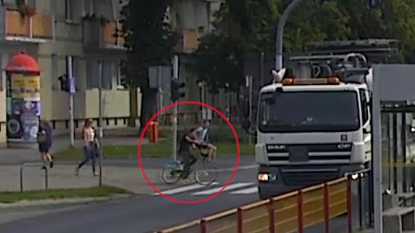 Toruń. Rowerzysta śmiertelnie potrącił 86-letnią kobietę, policja opublikowała nagranie i prosi o pomoc
