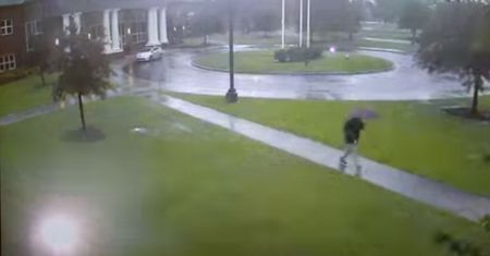 Piorun uderzył tuż obok niego. Ma szczęście, że przeżył