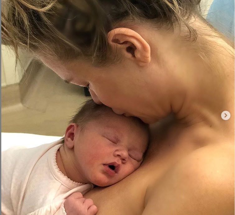 Joanna Krupa w domowych pieleszach z dzieckiem. Mąż pokazał ją w naturalnej odsłonie