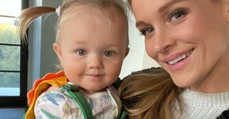 Joanna Krupa z córeczką na motorze. Nie wiadomo na co patrzeć: na Ashę w kasku czy jej cudne podwórko