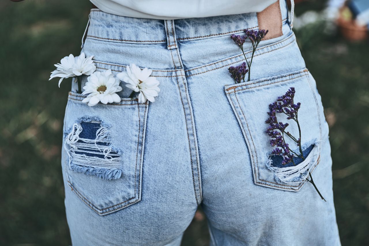 Luźne jeansy. Czym się różnią boyfriendy od mom jeans?