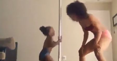 Wideo matki i córki tańczących na rurze wywołało burzę w internecie