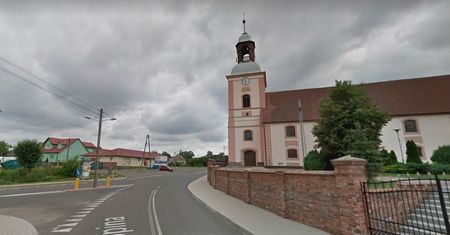 Mieszkańcy obwiniają chorego o sprowadzenie koronawirusa. Policja pilnuje jego domu
