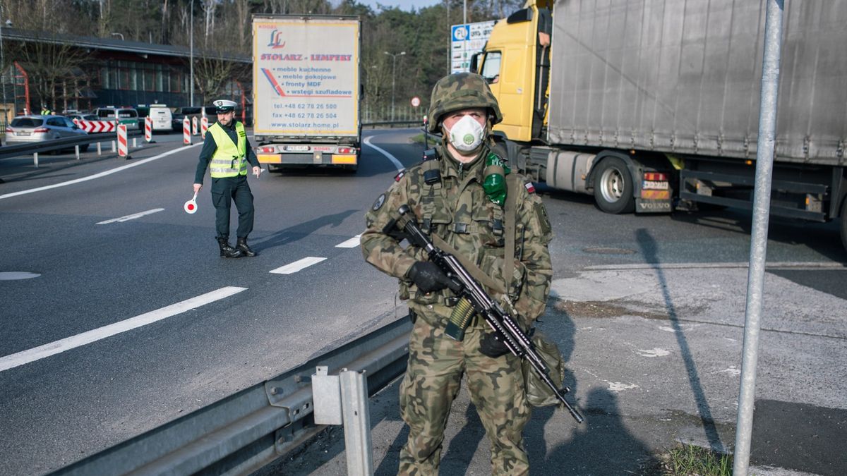 Koronawirus w Polsce. Żołnierze, głównie żandarmi, będą patrolować ulice razem z policją.