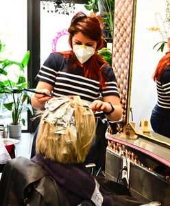 Koronawirus w Polsce. Salony kosmetyczne dalej działają, sanepid umywa ręce.