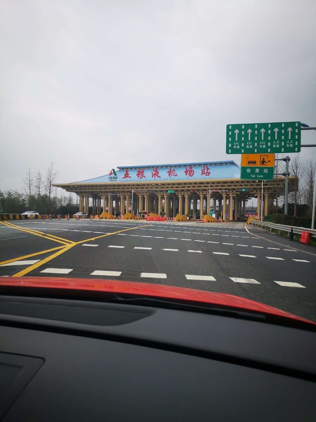 Autostrady świecą pustkami. Przeprowadzane są także kontrole stanu zdrowia kierowców. 